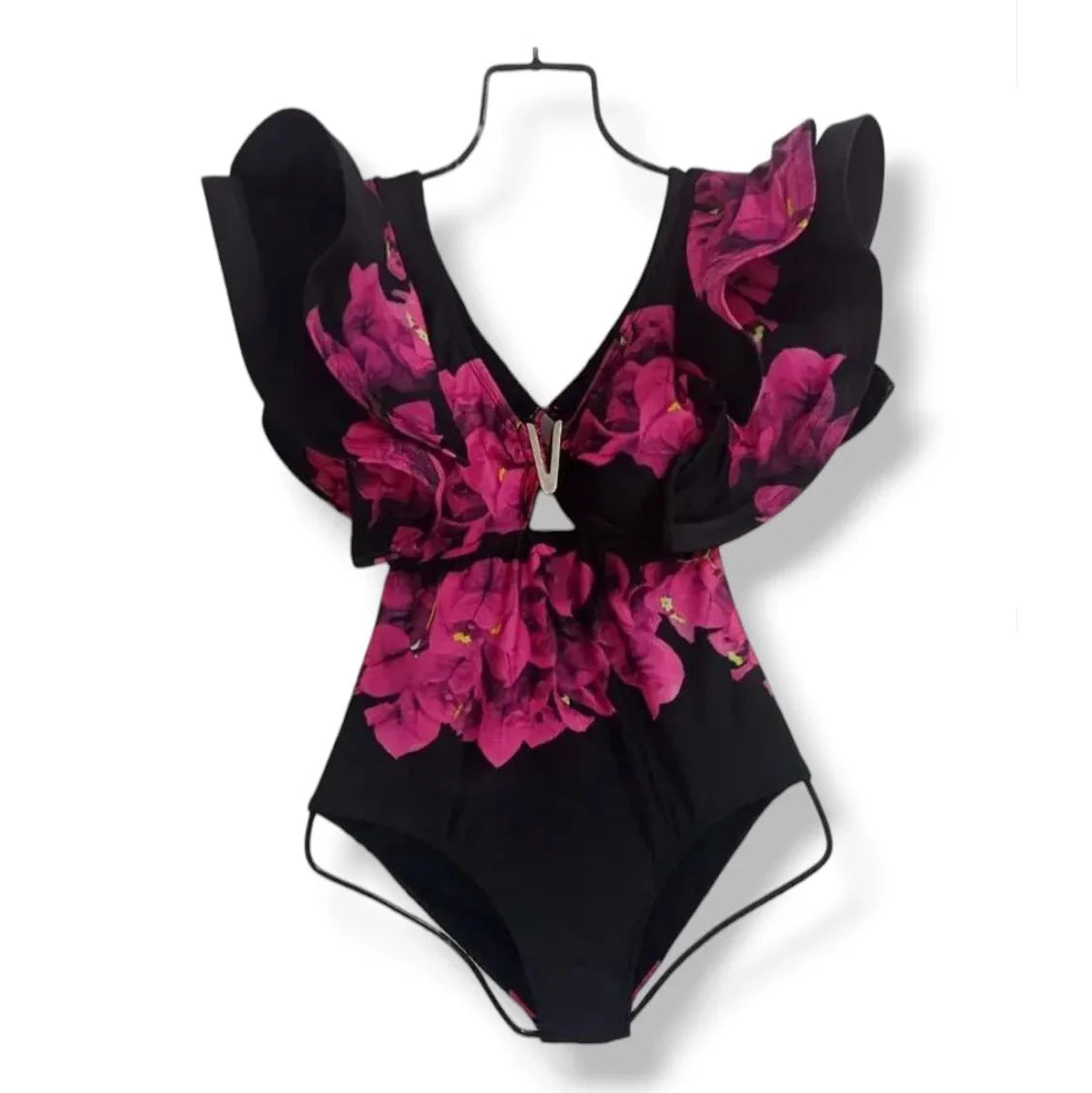 Effortlessly Elegant Bathing Suit with a Timeless Design