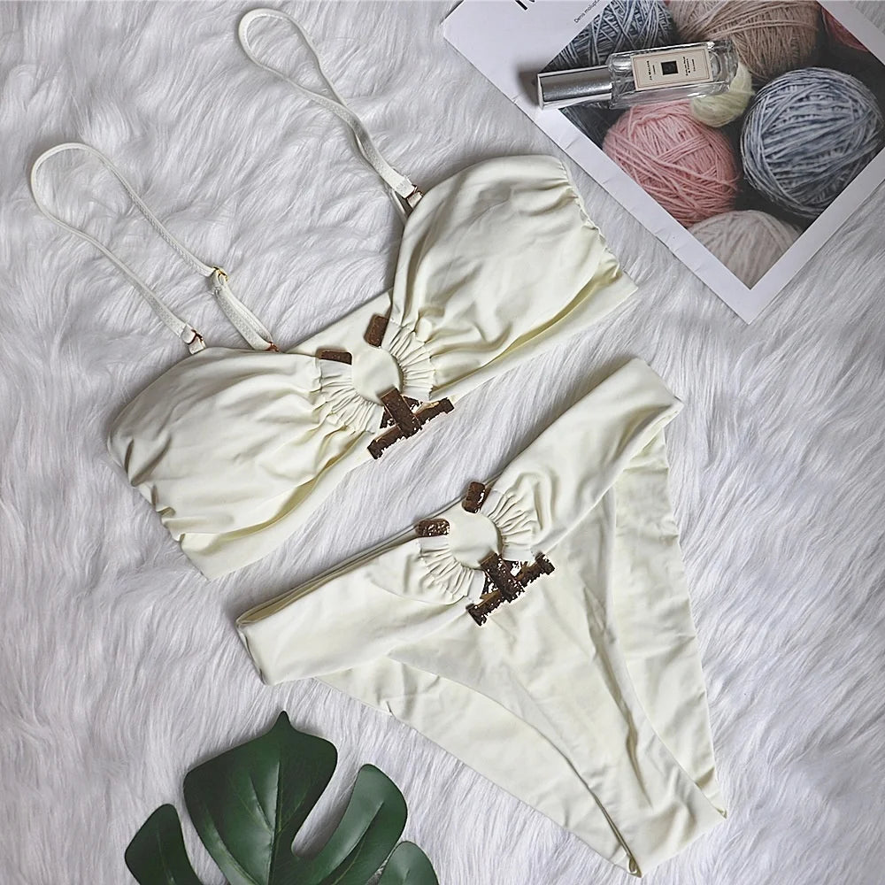 Effortlessly Elegant Bathing Suit with a Timeless Design