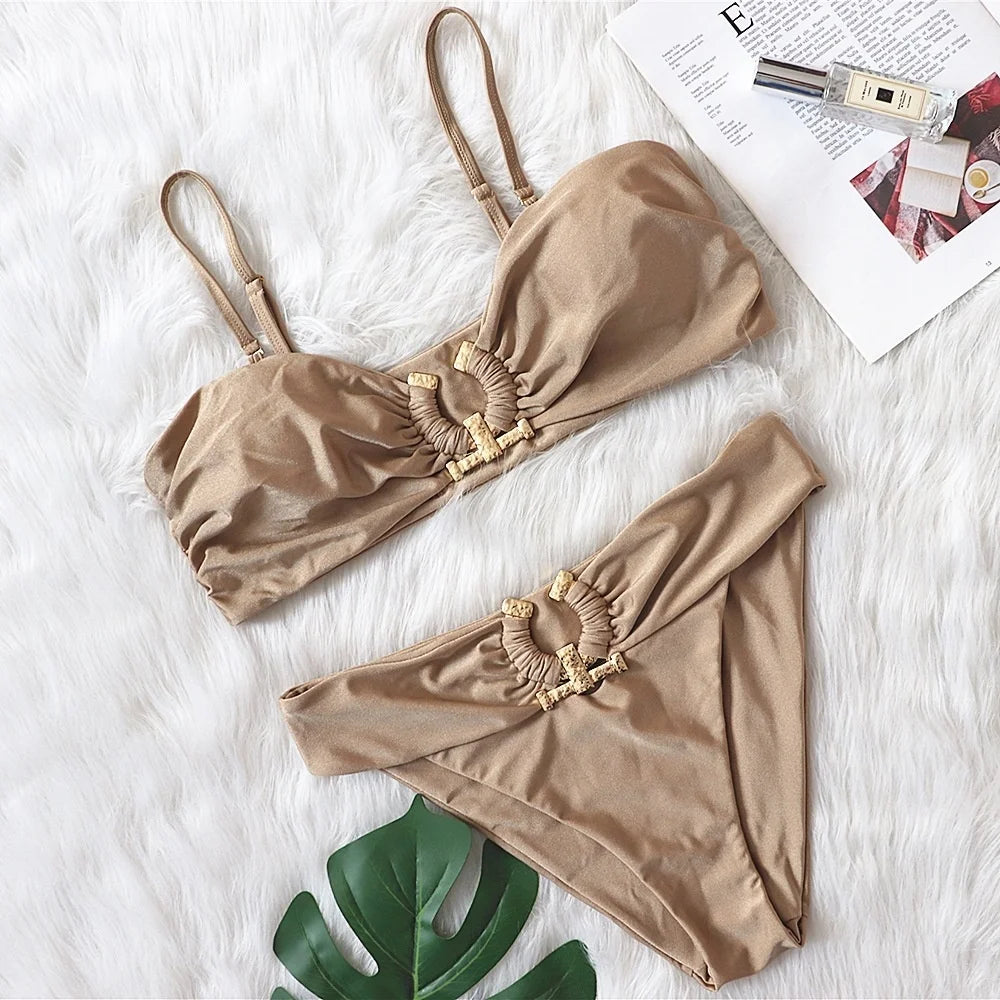 Effortlessly Elegant Bathing Suit with a Timeless Design